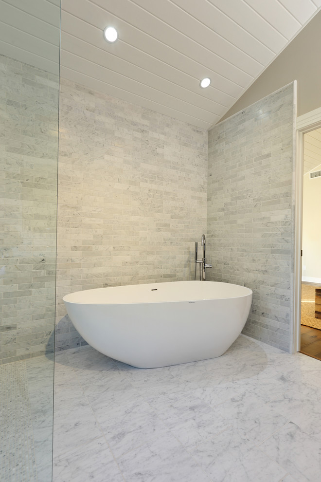 Cette image montre une salle de bain grise et blanche traditionnelle avec une baignoire indépendante et une douche à l'italienne.