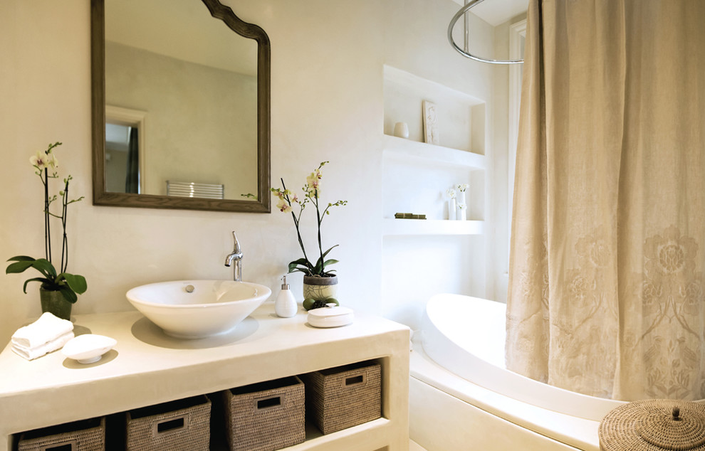 Imagen de cuarto de baño clásico renovado con lavabo sobreencimera