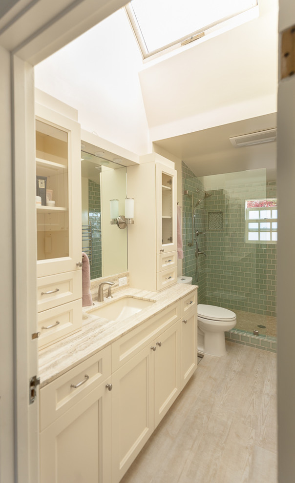 Inspiration för mellanstora klassiska badrum, med luckor med infälld panel, beige skåp, en dusch i en alkov, grön kakel, tunnelbanekakel, vita väggar, klinkergolv i porslin, ett undermonterad handfat, beiget golv och dusch med gångjärnsdörr
