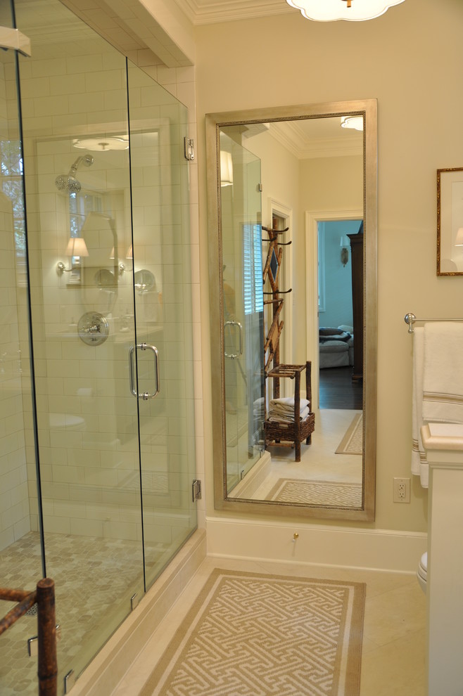 Foto de cuarto de baño tradicional renovado grande con armarios tipo mueble, puertas de armario grises y encimera de mármol
