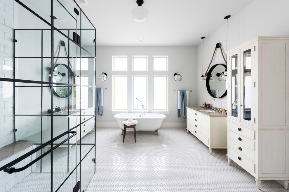 Пример оригинального дизайна: главная ванная комната в стиле неоклассика (современная классика) с полом из керамической плитки, врезной раковиной, белым полом, душем с распашными дверями, бежевыми фасадами, ванной на ножках, душем без бортиков, серыми стенами, коричневой столешницей и плоскими фасадами