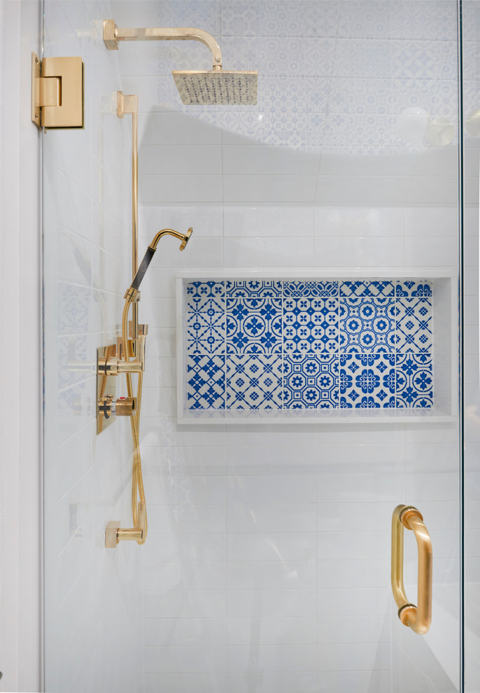 Пример оригинального дизайна: ванная комната в стиле неоклассика (современная классика) с синей плиткой, белой плиткой, белыми стенами и душем с распашными дверями