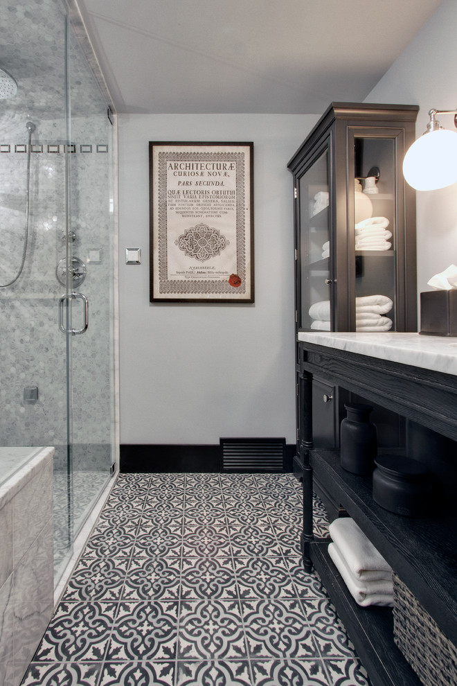 Foto på ett litet vintage badrum med dusch, med ett undermonterad handfat, möbel-liknande, svarta skåp, marmorbänkskiva, en kantlös dusch, en toalettstol med separat cisternkåpa, flerfärgad kakel, cementkakel, blå väggar, betonggolv och flerfärgat golv