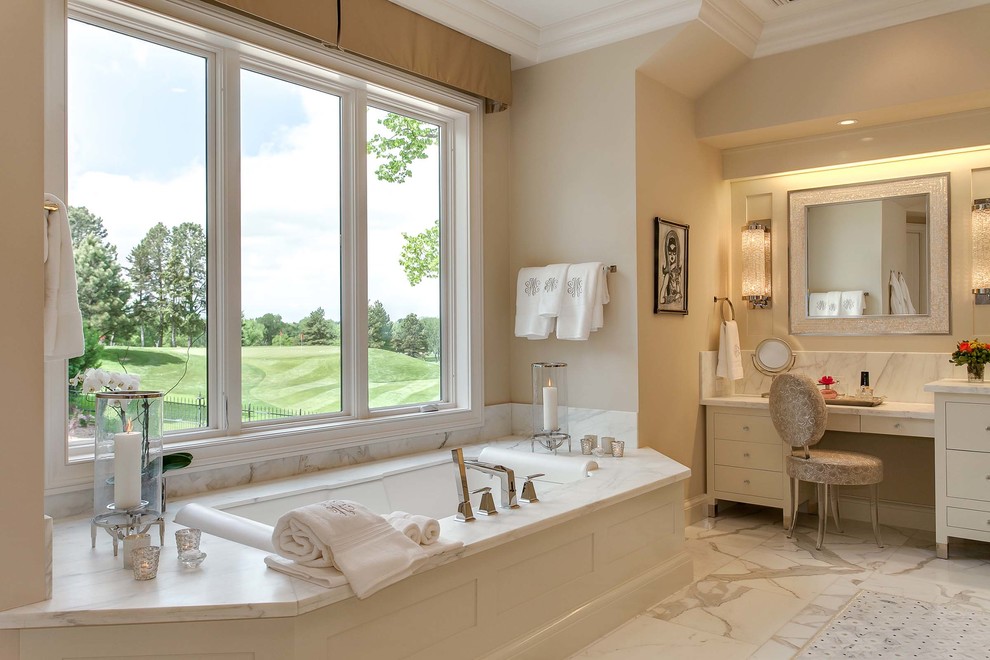 Источник вдохновения для домашнего уюта: ванная комната в стиле неоклассика (современная классика) с плоскими фасадами, белыми фасадами, полновстраиваемой ванной и белой плиткой