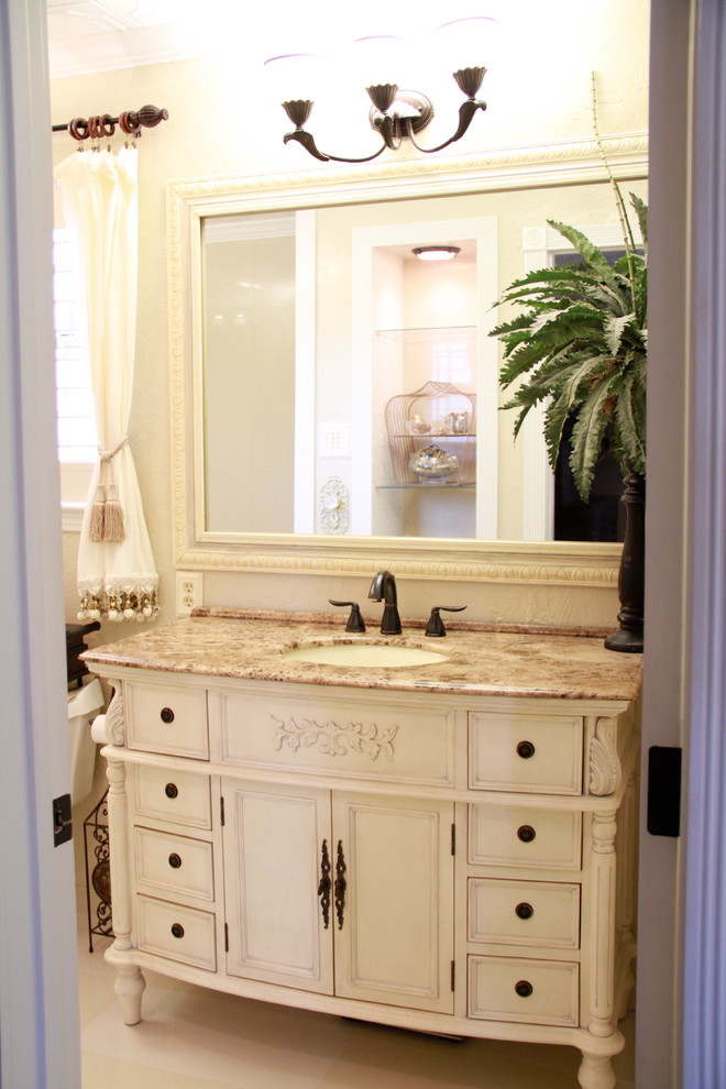Inredning av ett mellanstort en-suite badrum, med möbel-liknande, beige skåp, marmorbänkskiva, vit kakel, ett integrerad handfat, en dusch/badkar-kombination, en toalettstol med hel cisternkåpa, beige väggar och marmorgolv