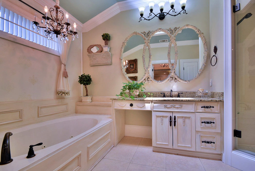 Exempel på ett stort klassiskt en-suite badrum, med möbel-liknande, skåp i slitet trä, granitbänkskiva, en jacuzzi, en hörndusch, beige kakel, porslinskakel, beige väggar och travertin golv