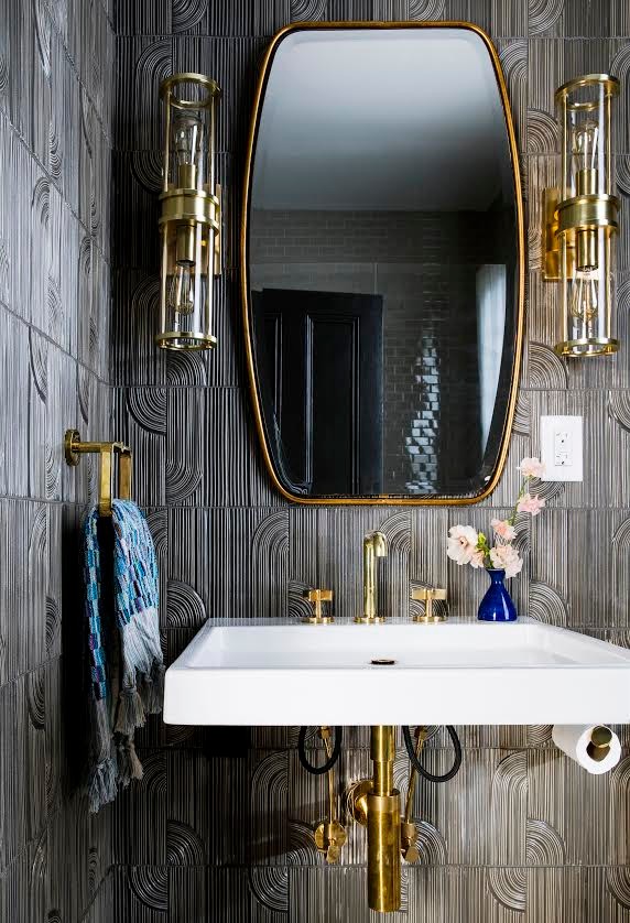 Mittelgroßes Klassisches Duschbad mit grauen Fliesen, Keramikfliesen, grauer Wandfarbe und Wandwaschbecken
