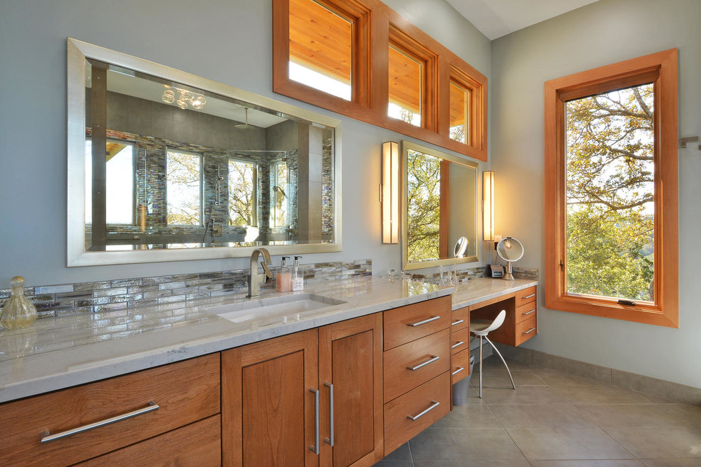 Inspiration pour une salle de bain traditionnelle en bois brun avec un lavabo encastré, un placard à porte plane et un carrelage beige.