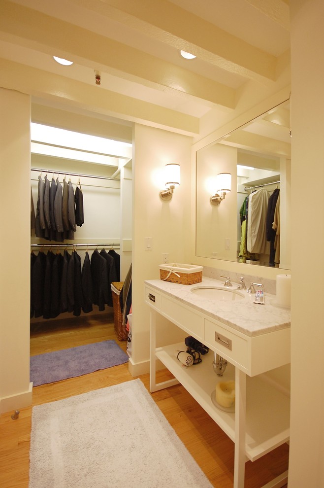Diseño de cuarto de baño clásico renovado con encimera de mármol