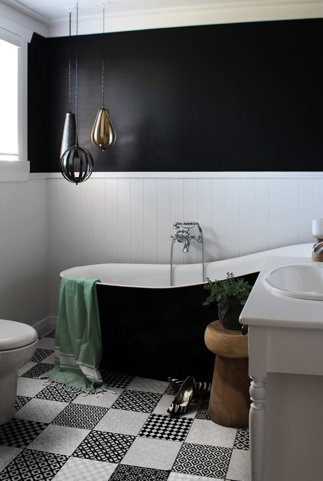 Cette photo montre une salle de bain chic avec un mur noir.