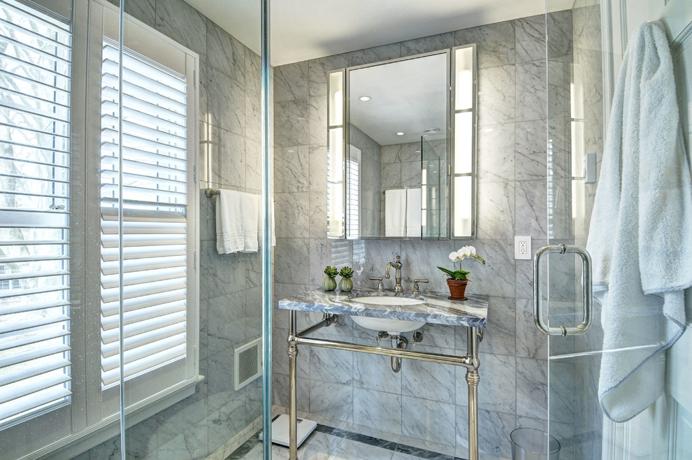 Diseño de cuarto de baño tradicional renovado con lavabo bajoencimera, baldosas y/o azulejos grises y espejo con luz