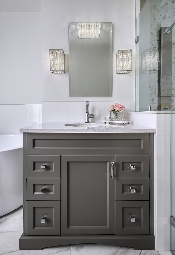 Idéer för ett litet klassiskt en-suite badrum, med grå skåp, en toalettstol med hel cisternkåpa, vit kakel, porslinskakel, vita väggar, klinkergolv i porslin, ett undermonterad handfat, bänkskiva i kvarts, vitt golv, med dusch som är öppen och skåp i shakerstil