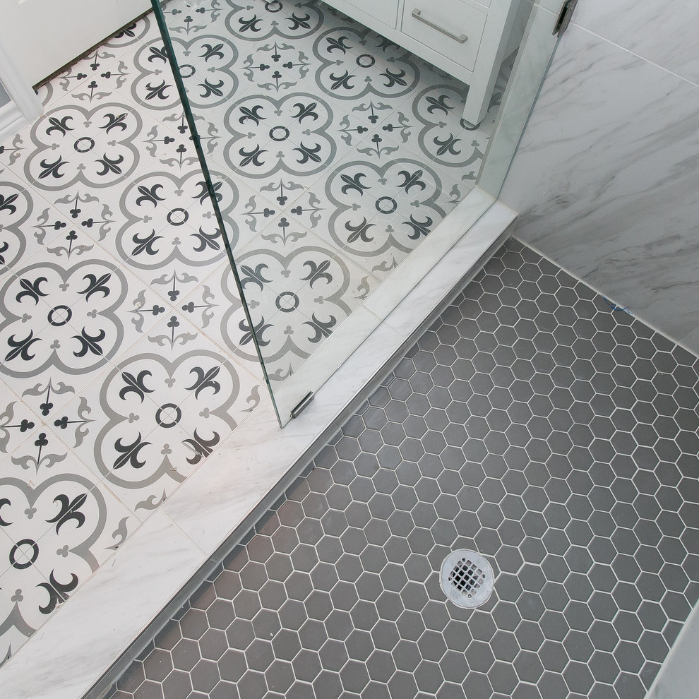 Idéer för ett litet modernt grå badrum med dusch, med skåp i shakerstil, vita skåp, en hörndusch, grå kakel, vit kakel, porslinskakel, grå väggar, cementgolv, ett undermonterad handfat, marmorbänkskiva, flerfärgat golv och dusch med gångjärnsdörr