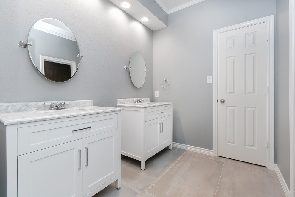 Bild på ett mellanstort vintage grå grått en-suite badrum, med skåp i shakerstil, vita skåp, grå väggar, ett undermonterad handfat, marmorbänkskiva och beiget golv
