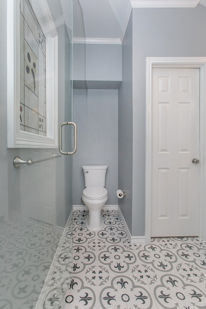 Exemple d'une petite salle d'eau tendance avec un placard à porte shaker, des portes de placard blanches, une douche d'angle, un carrelage gris, un carrelage blanc, des carreaux de porcelaine, un mur gris, carreaux de ciment au sol, un lavabo encastré, un plan de toilette en marbre, un sol multicolore, une cabine de douche à porte battante, un plan de toilette gris et WC à poser.