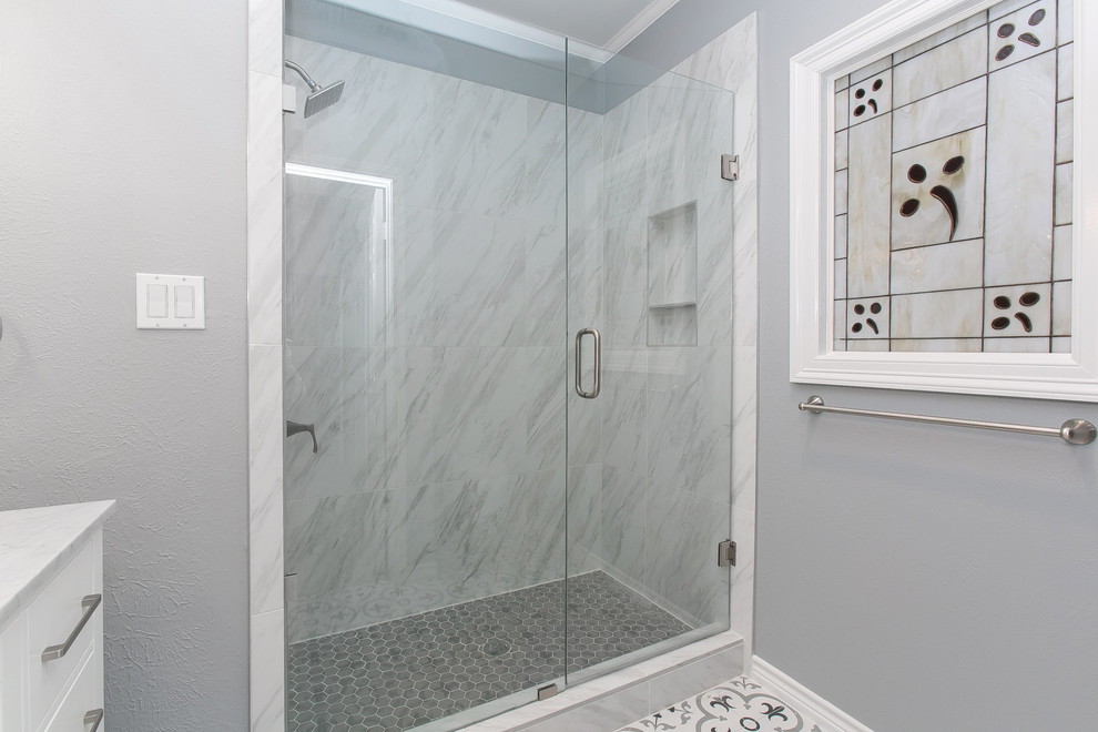 Источник вдохновения для домашнего уюта: маленькая ванная комната в современном стиле с фасадами в стиле шейкер, белыми фасадами, угловым душем, серой плиткой, белой плиткой, керамогранитной плиткой, серыми стенами, полом из цементной плитки, душевой кабиной, врезной раковиной, мраморной столешницей, разноцветным полом, душем с распашными дверями и серой столешницей для на участке и в саду