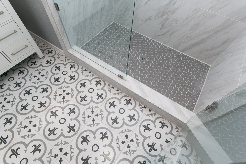 Exempel på ett litet modernt grå grått badrum med dusch, med skåp i shakerstil, vita skåp, en hörndusch, grå kakel, vit kakel, porslinskakel, grå väggar, cementgolv, ett undermonterad handfat, marmorbänkskiva, flerfärgat golv och dusch med gångjärnsdörr