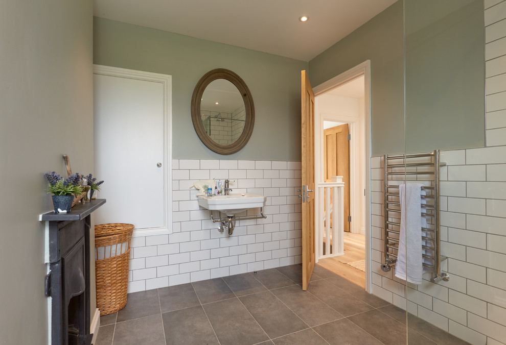 Foto på ett vintage badrum, med vit kakel, gröna väggar, ett väggmonterat handfat, brunt golv och med dusch som är öppen