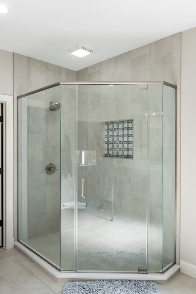 Idéer för stora vintage vitt en-suite badrum, med skåp i shakerstil, grå skåp, vit kakel, stenhäll, grå väggar, vinylgolv, ett undermonterad handfat, bänkskiva i kvarts, grått golv och dusch med gångjärnsdörr