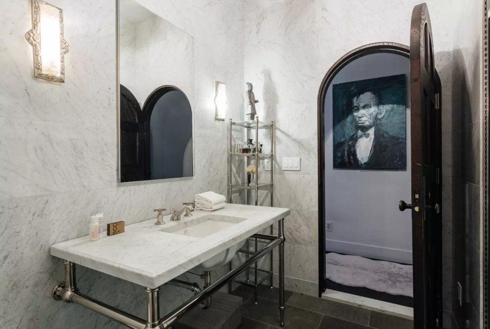 Источник вдохновения для домашнего уюта: ванная комната среднего размера в стиле неоклассика (современная классика) с белыми стенами, консольной раковиной и мраморной столешницей
