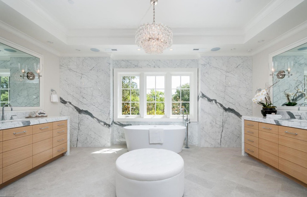 Идея дизайна: ванная комната в стиле неоклассика (современная классика) с плоскими фасадами, светлыми деревянными фасадами, отдельно стоящей ванной и белыми стенами