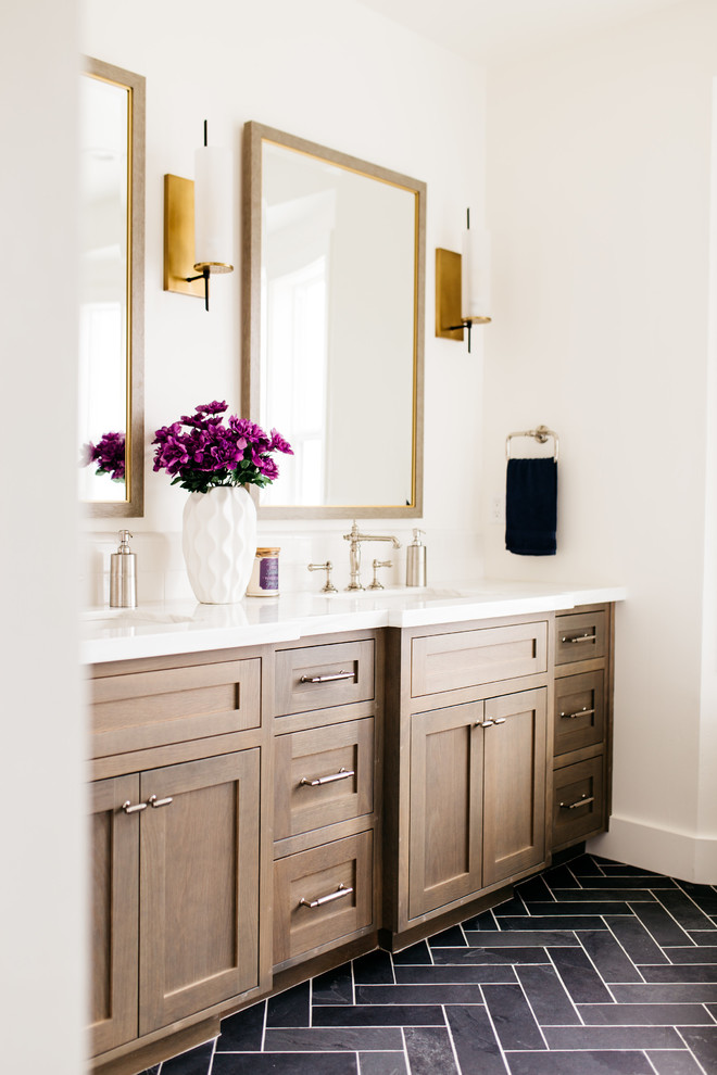 Exempel på ett stort klassiskt en-suite badrum, med skåp i shakerstil, skåp i mörkt trä, vita väggar, svart golv, ett fristående badkar, klinkergolv i porslin, ett undermonterad handfat och bänkskiva i kvarts