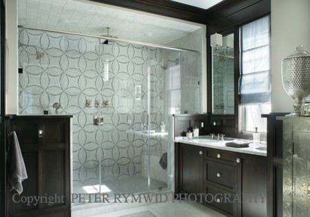 Ejemplo de cuarto de baño clásico renovado de tamaño medio con lavabo bajoencimera, armarios estilo shaker, puertas de armario de madera en tonos medios, ducha doble y suelo de mármol