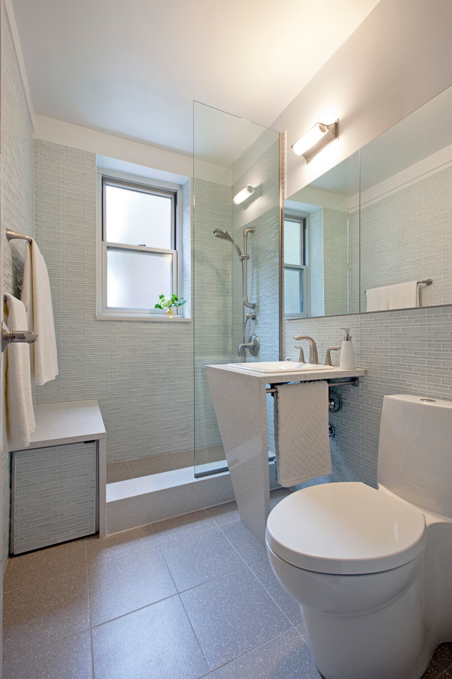 Идея дизайна: маленькая главная ванная комната в стиле неоклассика (современная классика) с стеклянной плиткой, зелеными стенами и серой плиткой для на участке и в саду