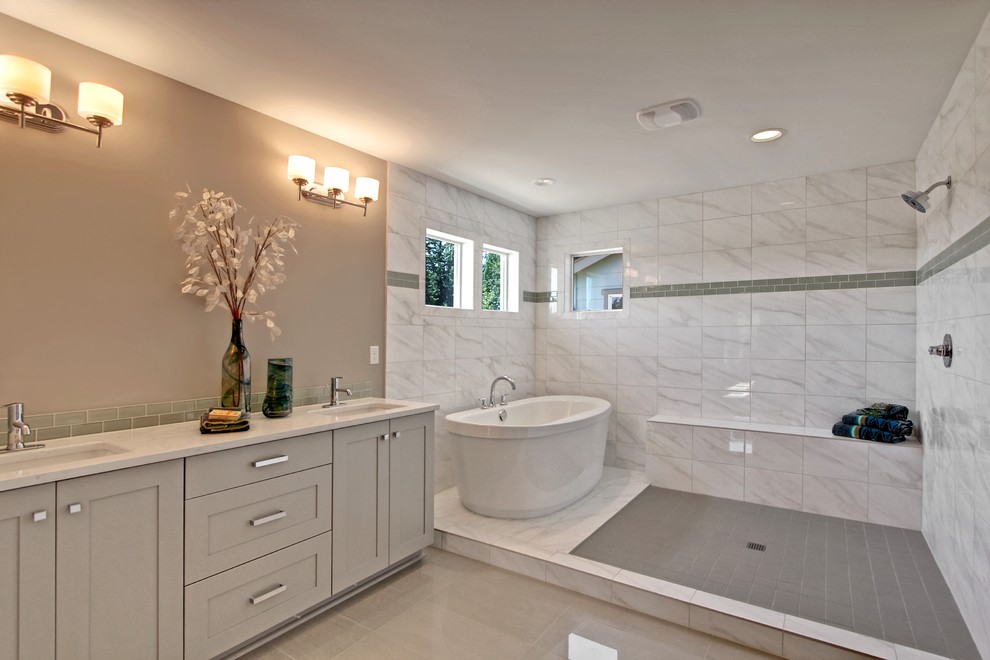 Стильный дизайн: ванная комната в стиле неоклассика (современная классика) с отдельно стоящей ванной, открытым душем, открытым душем и окном - последний тренд
