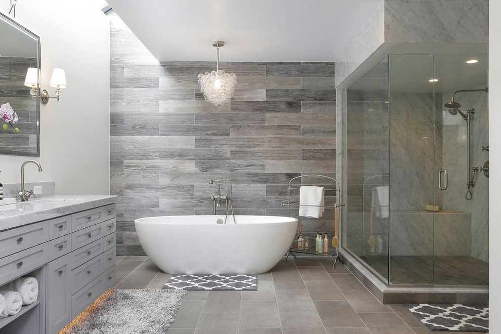 Idéer för att renovera ett vintage grå grått en-suite badrum, med skåp i shakerstil, grå skåp, ett fristående badkar, en hörndusch, grå kakel, grå väggar, ett undermonterad handfat, grått golv och dusch med gångjärnsdörr