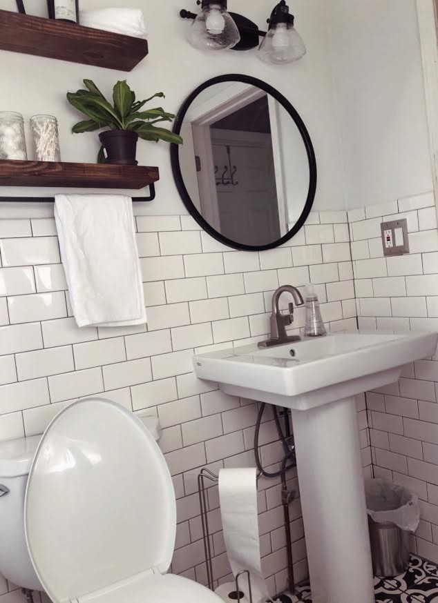 Свежая идея для дизайна: маленькая ванная комната в стиле неоклассика (современная классика) с открытыми фасадами, ванной в нише, душем в нише, раздельным унитазом, белой плиткой, керамической плиткой, белыми стенами, полом из керамической плитки, душевой кабиной, раковиной с пьедесталом, столешницей из искусственного камня, черным полом и шторкой для ванной для на участке и в саду - отличное фото интерьера