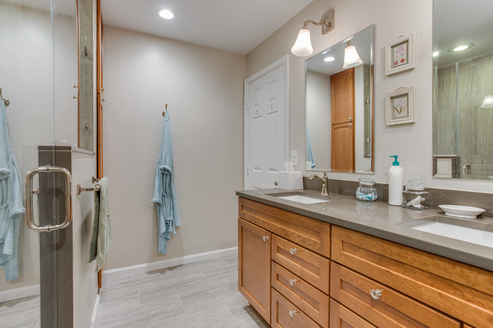 Immagine di una stanza da bagno padronale chic di medie dimensioni con ante in stile shaker, top in quarzo composito e doccia alcova