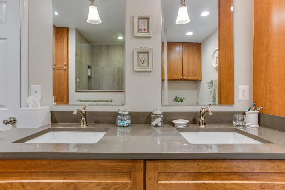 Diseño de cuarto de baño principal tradicional renovado de tamaño medio con armarios estilo shaker, encimera de cuarzo compacto y ducha empotrada