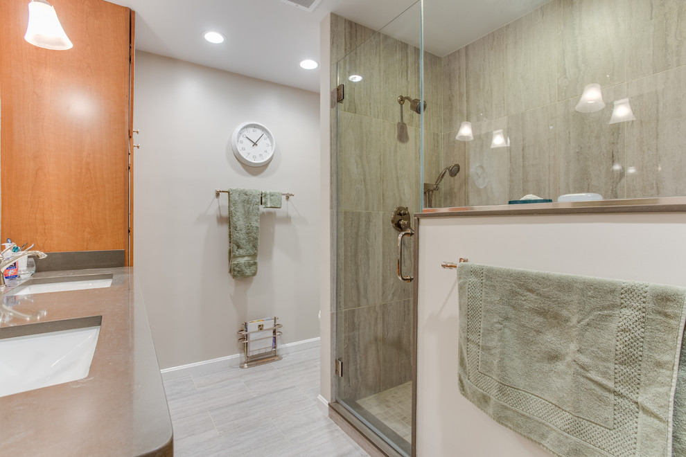 На фото: главная ванная комната среднего размера в стиле неоклассика (современная классика) с фасадами в стиле шейкер, столешницей из искусственного кварца и душем в нише