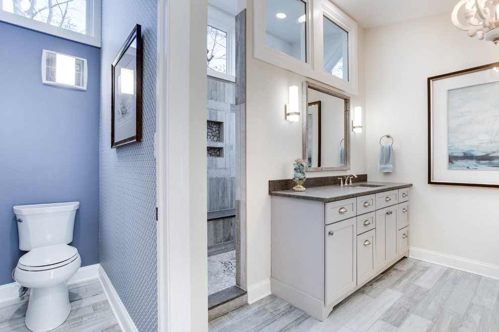 Foto di una grande stanza da bagno padronale classica con ante in stile shaker, ante grigie, zona vasca/doccia separata, lavabo sottopiano, top in granito e doccia aperta
