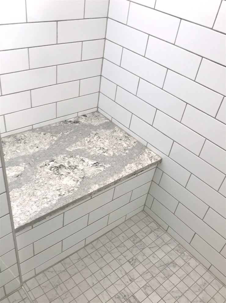 Свежая идея для дизайна: главная ванная комната среднего размера в стиле неоклассика (современная классика) с душем в нише, белой плиткой, плиткой кабанчик, белыми стенами, мраморным полом и серым полом - отличное фото интерьера