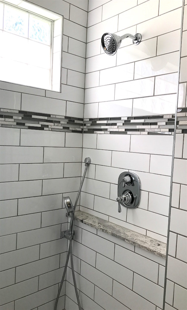 Diseño de cuarto de baño principal clásico renovado de tamaño medio con ducha empotrada, baldosas y/o azulejos blancos, baldosas y/o azulejos de cemento, paredes blancas, suelo de mármol y suelo gris