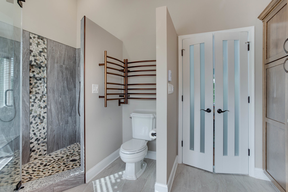 Imagen de cuarto de baño principal clásico renovado grande con armarios estilo shaker, bañera encastrada, ducha esquinera, lavabo bajoencimera, encimera de granito y ducha con puerta con bisagras