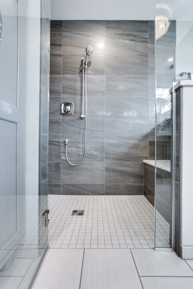 Esempio di una stanza da bagno padronale classica di medie dimensioni con ante in stile shaker, ante grigie, doccia a filo pavimento, pareti grigie, lavabo sottopiano, top in quarzo composito e porta doccia a battente