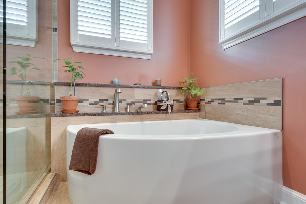 Пример оригинального дизайна: главная ванная комната среднего размера в стиле неоклассика (современная классика) с монолитной раковиной, фасадами с утопленной филенкой, фасадами цвета дерева среднего тона, угловой ванной, двойным душем, серыми стенами и светлым паркетным полом
