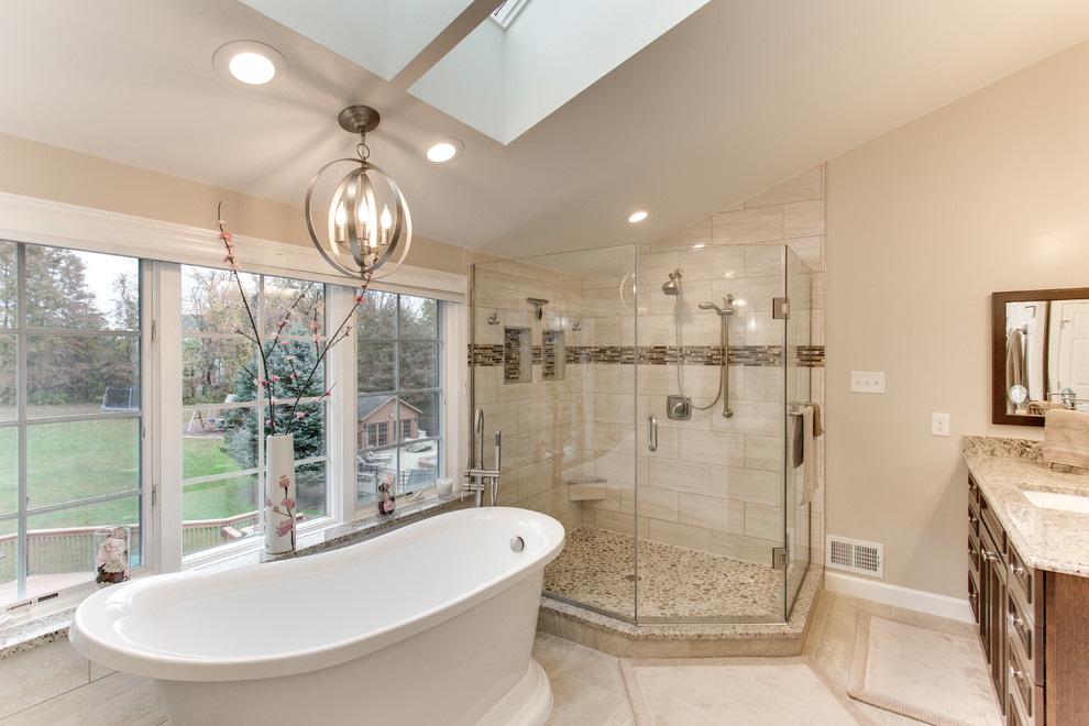Пример оригинального дизайна: большая главная ванная комната в стиле неоклассика (современная классика) с врезной раковиной, столешницей из гранита, отдельно стоящей ванной и угловым душем
