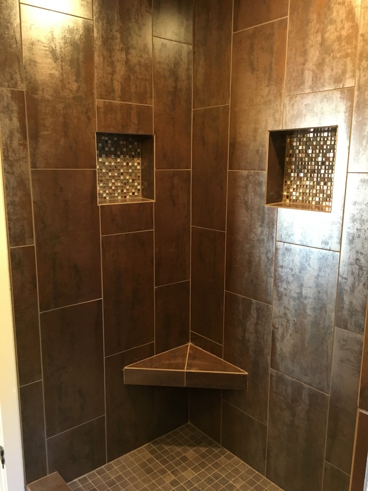 Foto di una stanza da bagno padronale chic di medie dimensioni con doccia aperta, WC monopezzo, piastrelle marroni, piastrelle in gres porcellanato, pareti verdi e pavimento in gres porcellanato