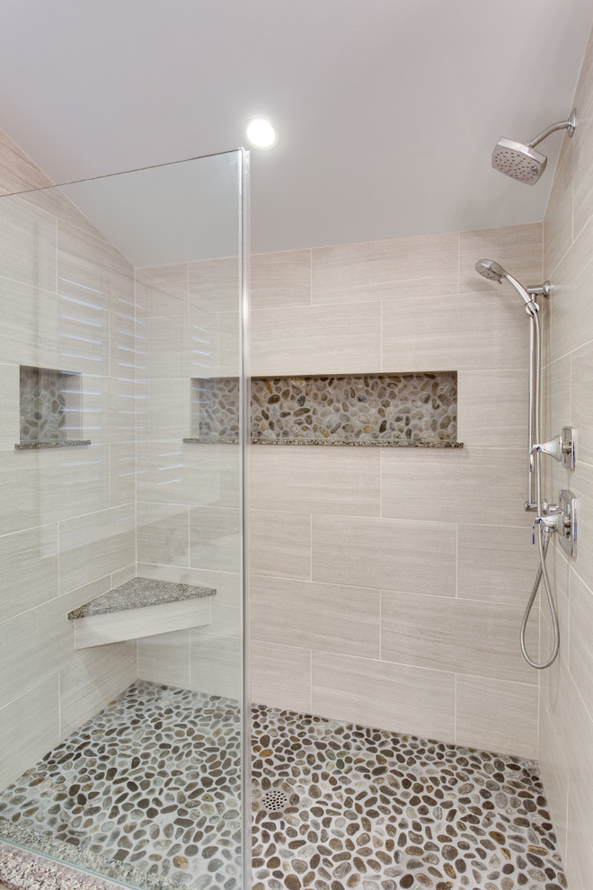 Foto de cuarto de baño tradicional renovado grande con lavabo bajoencimera, armarios estilo shaker, puertas de armario de madera en tonos medios, encimera de granito y bañera exenta