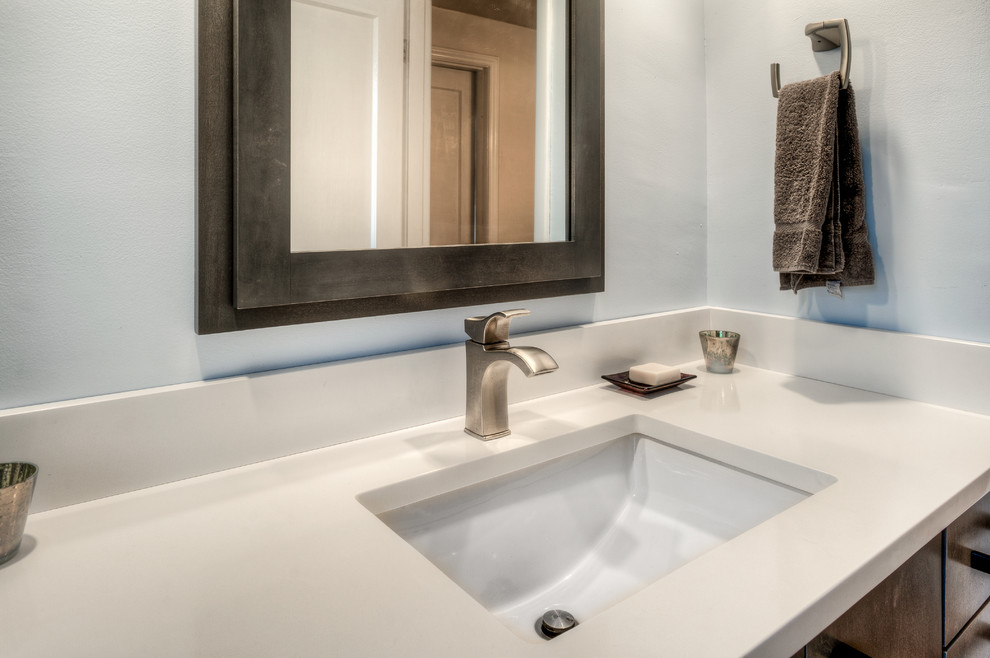 Idéer för mellanstora vintage en-suite badrum, med luckor med infälld panel, vita skåp, ett undermonterat badkar, en dusch/badkar-kombination, en toalettstol med hel cisternkåpa, vit kakel, blå väggar, betonggolv, ett undermonterad handfat och bänkskiva i kvartsit