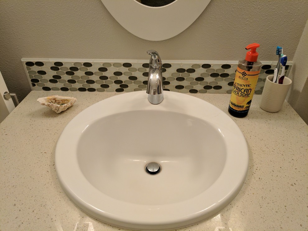 Bild på ett mellanstort vintage badrum, med släta luckor, skåp i ljust trä, en toalettstol med separat cisternkåpa, beige väggar, klinkergolv i keramik, ett nedsänkt handfat och granitbänkskiva