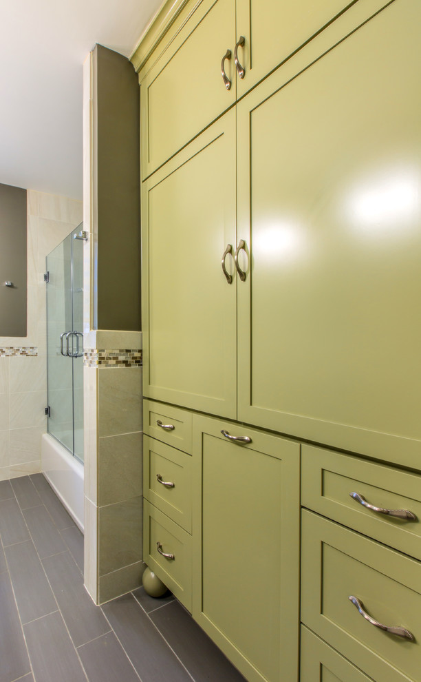 Kleines Klassisches Duschbad mit Unterbauwaschbecken, Schrankfronten im Shaker-Stil, grünen Schränken und Quarzwerkstein-Waschtisch in Washington, D.C.