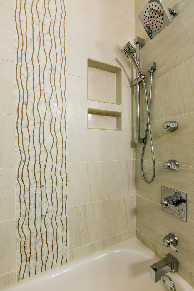 Idéer för små vintage badrum med dusch, med ett undermonterad handfat, skåp i shakerstil, gröna skåp och bänkskiva i kvarts