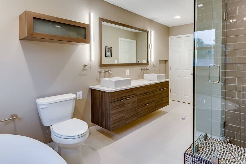 Foto de cuarto de baño principal tradicional renovado grande con encimera de cuarzo compacto, bañera exenta y sanitario de pared