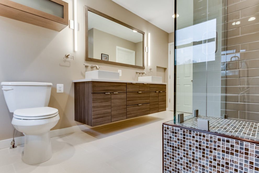 Свежая идея для дизайна: большая главная ванная комната в стиле неоклассика (современная классика) с столешницей из искусственного кварца, отдельно стоящей ванной и инсталляцией - отличное фото интерьера