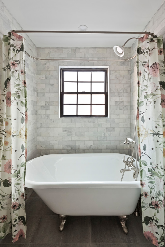 Inspiration för ett mellanstort shabby chic-inspirerat en-suite badrum, med ett badkar med tassar, en dusch/badkar-kombination, grå kakel, marmorkakel, grå väggar, cementgolv, grått golv och dusch med duschdraperi